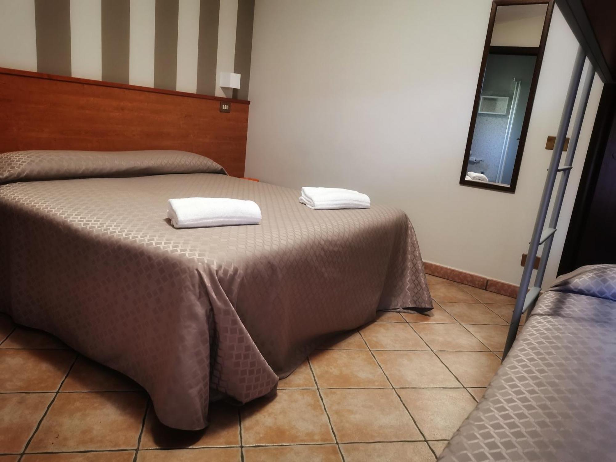 Hotel Piscina La Suite Prossedi Exteriér fotografie